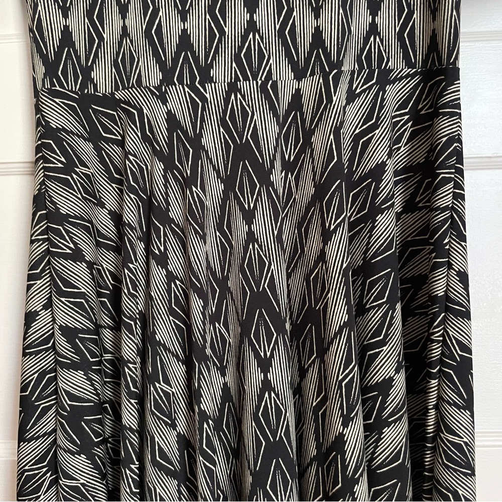 LuLaRoe Slinky Geo Print Dress Size Medium - Picture 2 of 3